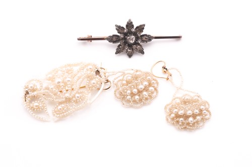 Lot 70 - A Victorian bar brooch, centred by a...