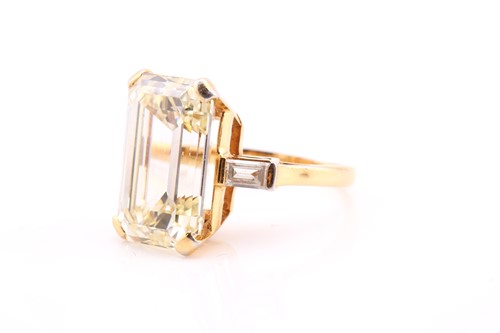 Lot 71 - A rare 11.03ct diamond three-stone Kutchinsky...