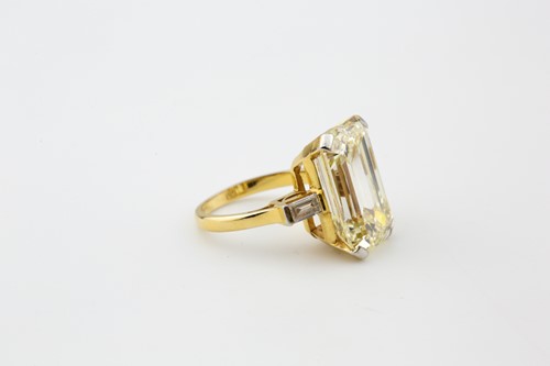 Lot 71 - A rare 11.03ct diamond three-stone Kutchinsky...