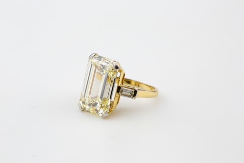 Lot 71 - A rare 11.03ct diamond three-stone Kutchinsky...