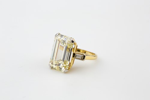 Lot 71 - A rare 11.03ct diamond three-stone Kutchinsky...