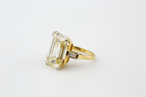 Lot 71 - A rare 11.03ct diamond three-stone Kutchinsky...