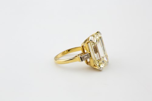 Lot 71 - A rare 11.03ct diamond three-stone Kutchinsky...