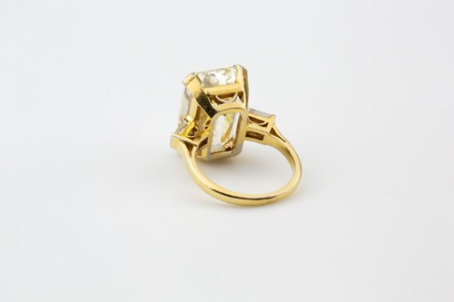 Lot 71 - A rare 11.03ct diamond three-stone Kutchinsky...