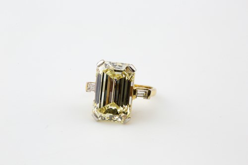 Lot 71 - A rare 11.03ct diamond three-stone Kutchinsky...