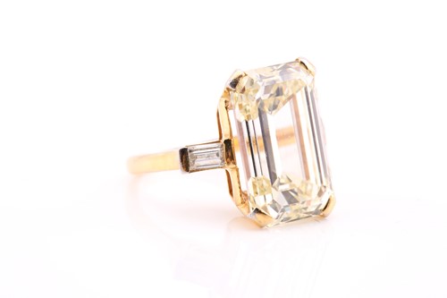 Lot 71 - A rare 11.03ct diamond three-stone Kutchinsky...