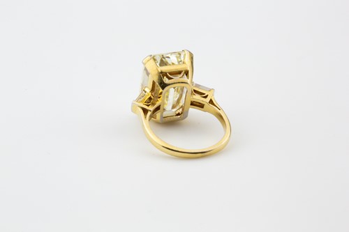 Lot 71 - A rare 11.03ct diamond three-stone Kutchinsky...