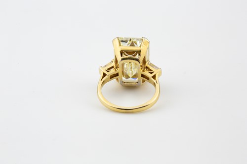 Lot 71 - A rare 11.03ct diamond three-stone Kutchinsky...