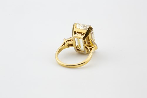 Lot 71 - A rare 11.03ct diamond three-stone Kutchinsky...