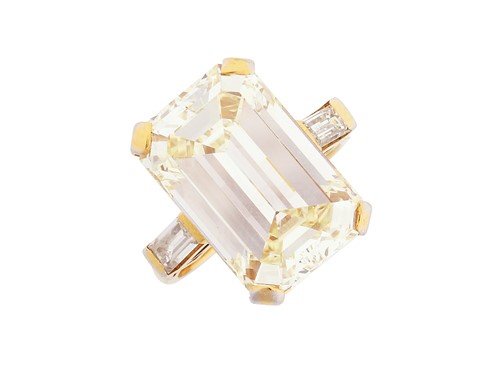 Lot 71 - A rare 11.03ct diamond three-stone Kutchinsky...