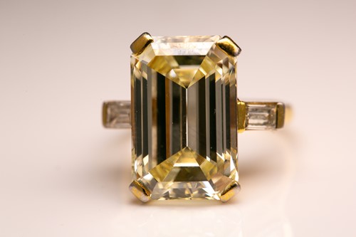 Lot 71 - A rare 11.03ct diamond three-stone Kutchinsky...