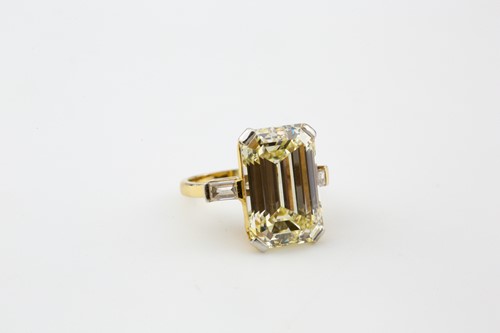 Lot 71 - A rare 11.03ct diamond three-stone Kutchinsky...