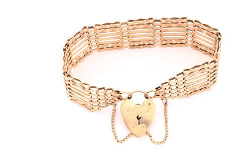 Lot 143 - A 9ct yellow gold gate bracelet, measuring...