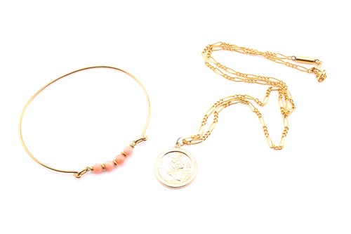 Lot 200 - A lot consisting of a yellow metal bangle with...