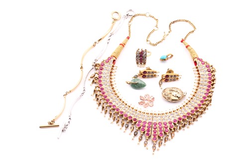 Lot 173 - A lot consisting of yellow metal necklace with...