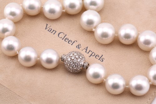 Lot 186 - A South Sea pearl necklace, the twenty seven...
