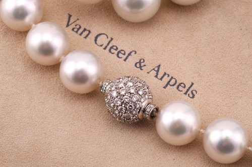Lot 186 - A South Sea pearl necklace, the twenty seven...