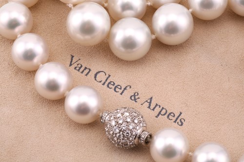 Lot 186 - A South Sea pearl necklace, the twenty seven...