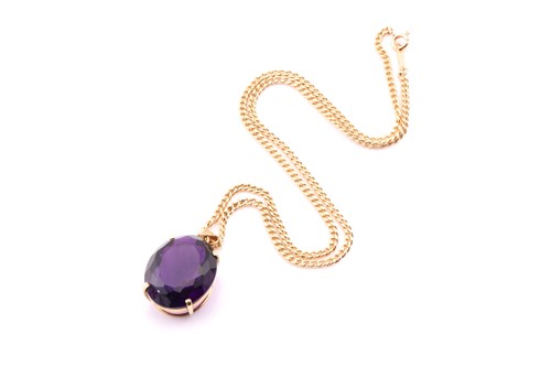 Lot 25 - A yellow metal stamped 585 amethyst pendant,...