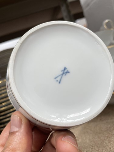 Lot 525 - Large Meissen "Kakiemon" pattern 755(?)...