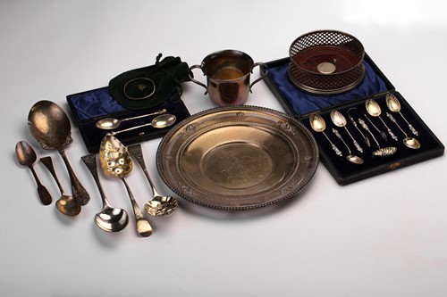 Lot 617 - A mixed collection of silver and white metal...