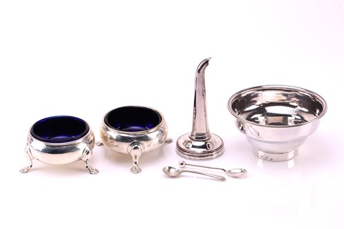 Lot 561 - A pair of George II silver salts, with two...