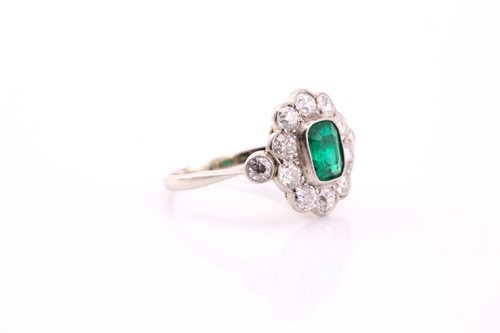 Lot 447 - An Edwardian emerald and diamond cluster ring;...