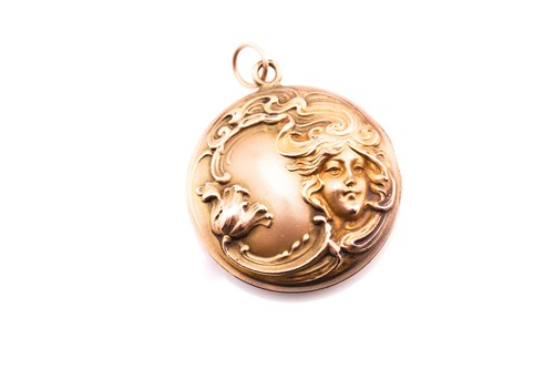 Lot 300 - An Art Nouveau locket pendant, measuring 30mm...