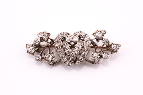 Lot 141 - An Edwardian diamond brooch, set with round...