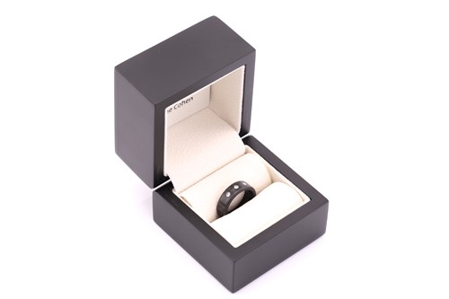 Lot 423 - An Anne Cohen carbon fibre diamond three stone...