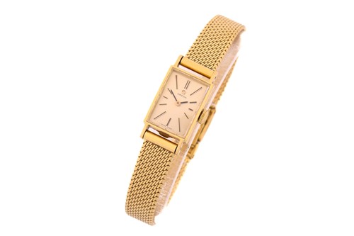 Lot 528 - A lady's Omega wristwatch, in 18ct yellow gold,...