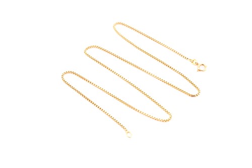 Lot 417 - A yellow precious metal box link chain, bolt...