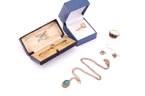 Lot 336 - A group lot including a three stone garnet...