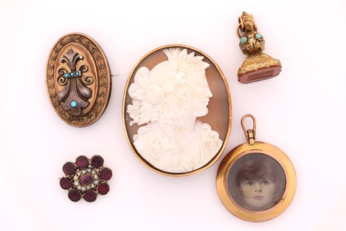 Lot 315 - A lot consisting of three brooches a pendant...