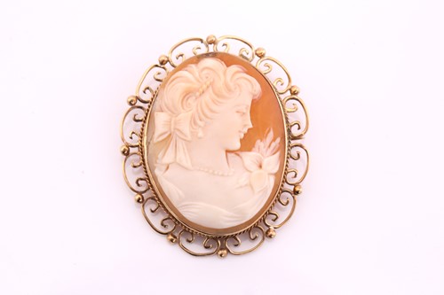 Lot 141 - Shell cameo brooch, oval female profile...