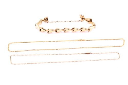 Lot 60 - A 9ct yellow gold ‘V’ shape link bracelet,...