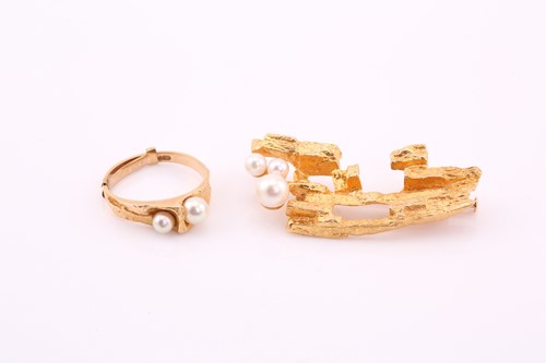 Lot 420 - A textured, gold and cultured pearl brooch and...