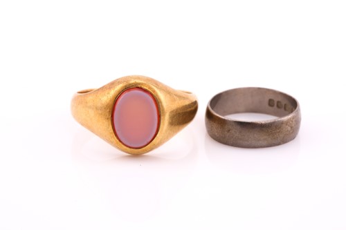 Lot 371 - A gentleman's yellow precious metal signet...