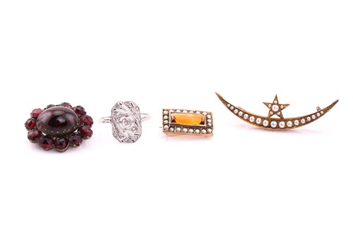 Lot 48 - A lot comprising an Edwardian diamond set...