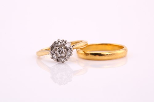 Lot 347 - A diamond cluster ring and a 22ct wedding band,...