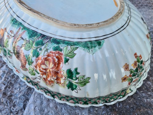 Lot 136 - A Chinese porcelain famille verte oval bowl,...