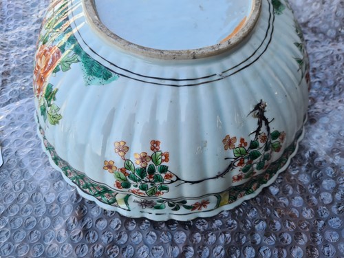 Lot 136 - A Chinese porcelain famille verte oval bowl,...