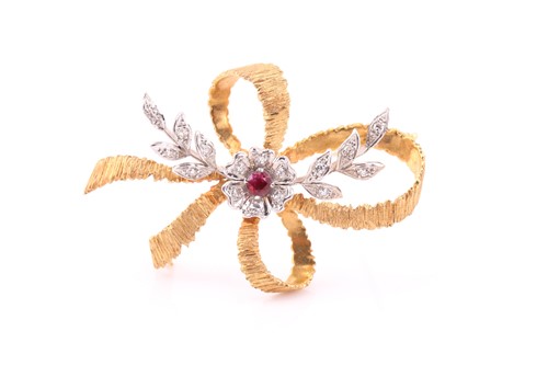 Lot 102 - A ruby and diamond ribbon brooch, consisting...