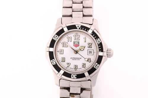 Lot 490 - A lady's Tag Heuer 2000 sport, with a 28mm...