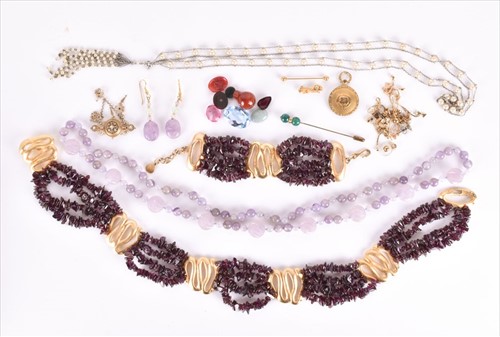 Lot 505 - A group of jewellery items to include a garnet...