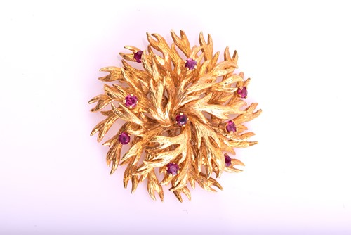 Lot 49 - A 9ct gold brooch of round textured organic...