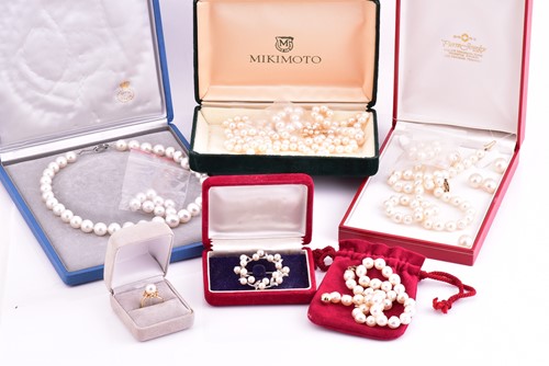 Lot 357 - Collection of pearl jewellery, to include a...