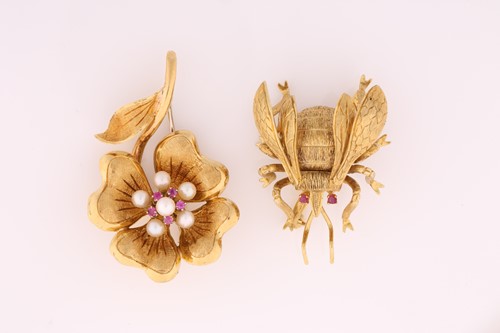 Lot 73 - A yellow metal bee brooch, stamped '14k', 14.3...