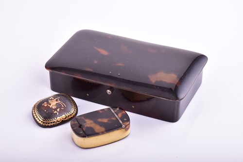 Lot 453 - A 9 carat gold and tortoiseshell box, rounded...