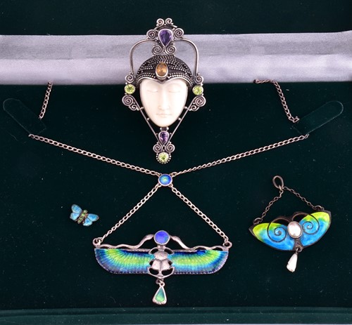 Lot 463 - A small collection of jewellery, consisting of...